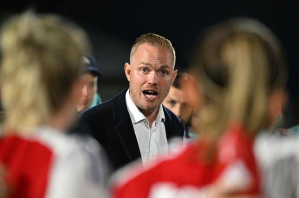 Jo<em></em>nas Eide<em></em>vall, manager of Arsenal, talks to the team following their victory during the UEFA Women's Champions League 2024/25 First Round Mini-Tournament Final match between Arsenal and Rosenborg 